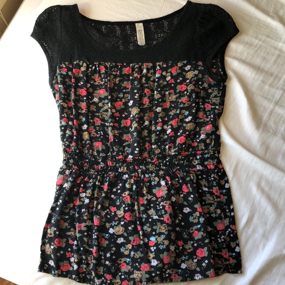 Floral Top with Lace Detail - Picture 2 of 4